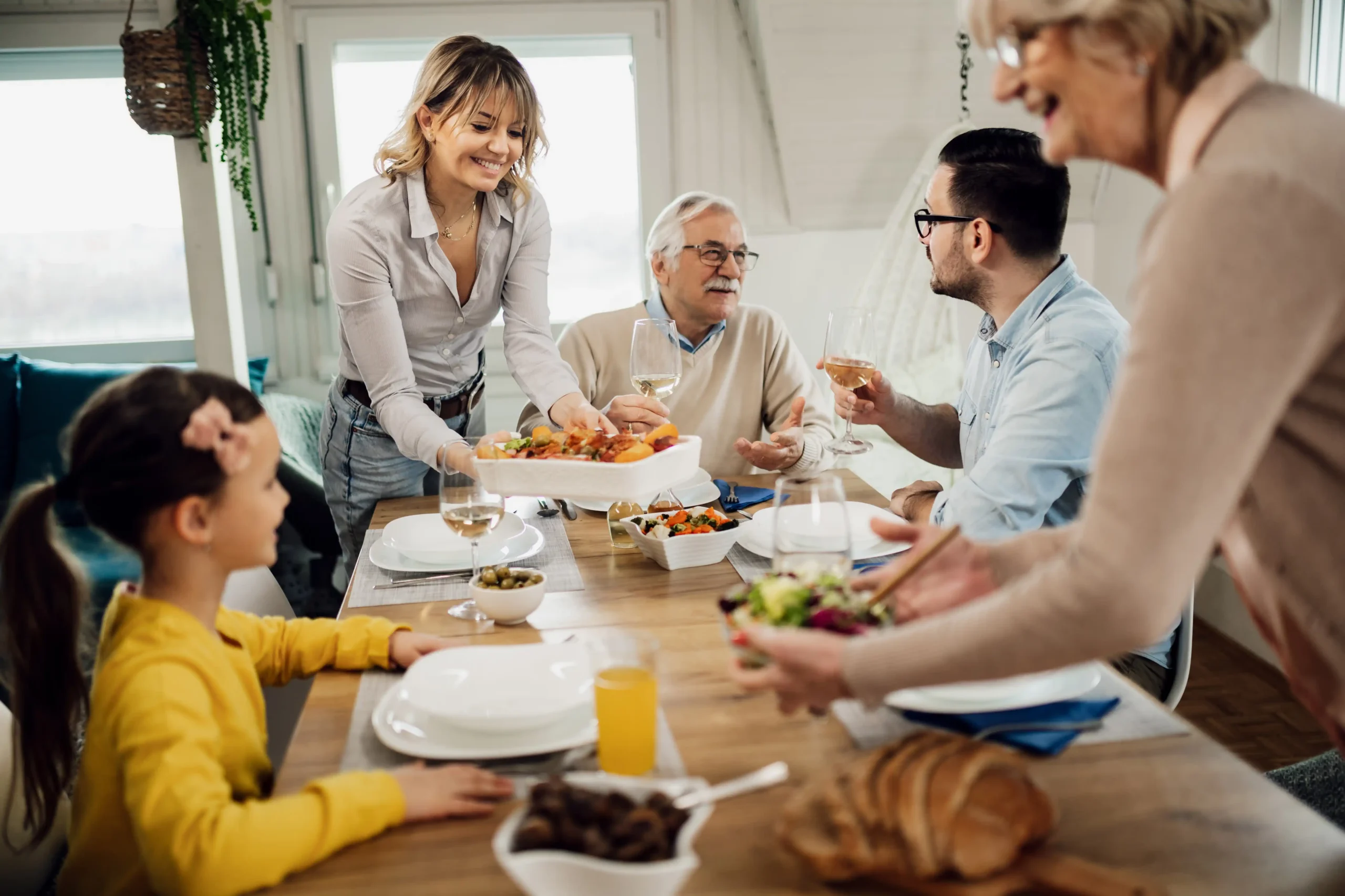 feliz-familia-multigeneracional-almorzando-juntos-en-casa-los-hombres-hablan-entre-ellos-mientras-las-mujeres-sirven-comida-en-la-mesa-del-comedor - Cyber Level Ins España